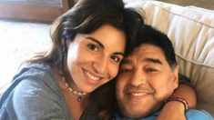 La hija menor de Maradona revivió el momento en que le anunciaron la muerte de su padre. La hija menor de Maradona revivió el momento en que le anunciaron la muerte de su padre.