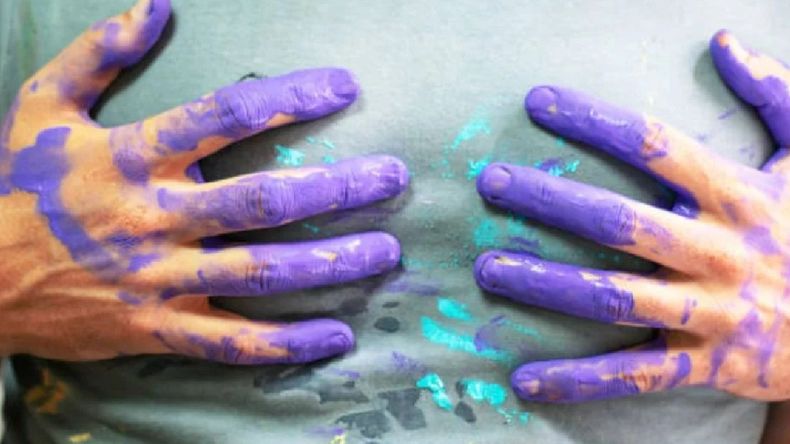 Cómo limpiar una mancha de pintura en la ropa