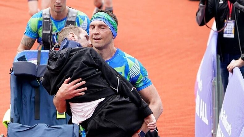 Las imágenes de Kevin Sinfield y Rob Burrow se volvieron virales.