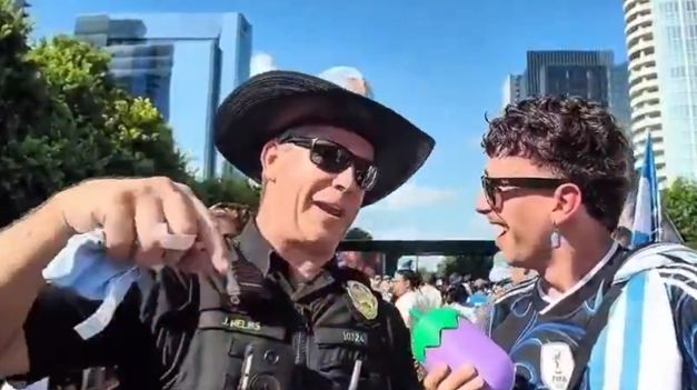 Brandon, el policía estadounidense que se sumó al banderazo argentino.&nbsp;