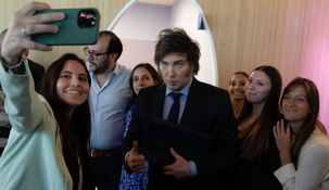 El presidente Javier Milei visitó la sede de Ualá en Palermo.