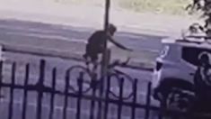 El video de la cámara de seguridad muestra que el ciclista no frenó e impacto contra la camioneta. El video de la cámara de seguridad muestra que el ciclista no frenó e impacto contra la camioneta.