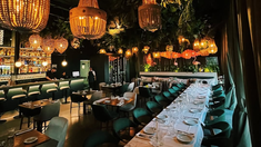 La fachada de Enero se ubica sobre la avenida Rafael Obligado, en la Costanera norte de la Ciudad de Buenos Aires. La fachada de Enero se ubica sobre la avenida Rafael Obligado, en la Costanera norte de la Ciudad de Buenos Aires.