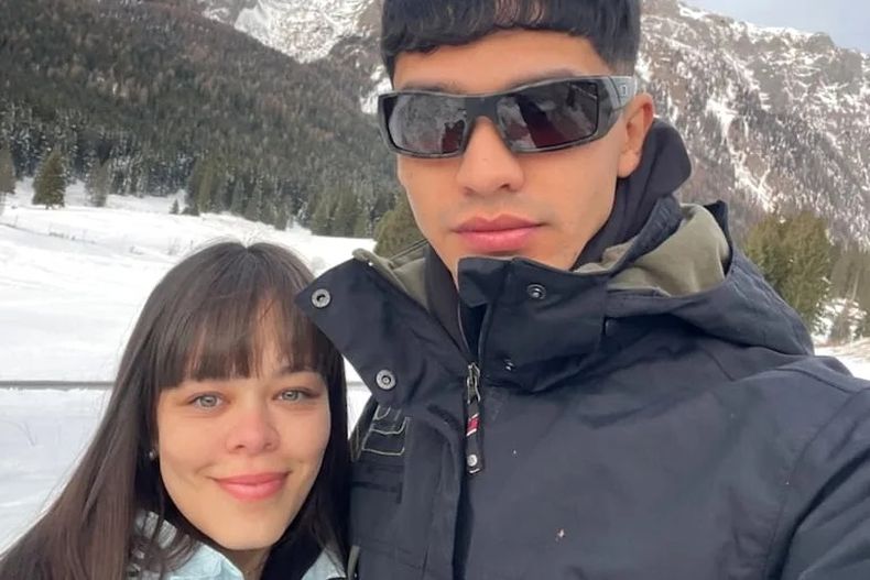 Paola Espíndola junto con su novio