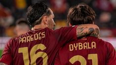 Leandro Paredes junto a Paulo Dybala. Leandro Paredes junto a Paulo Dybala.