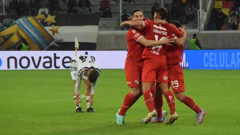 Los jugadores del Rojo festejaron el triunfo en Santiago.