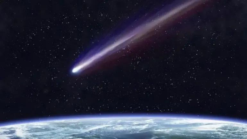 El cometa tiene una órbita retrógrada y un período orbital de 8.7 años.