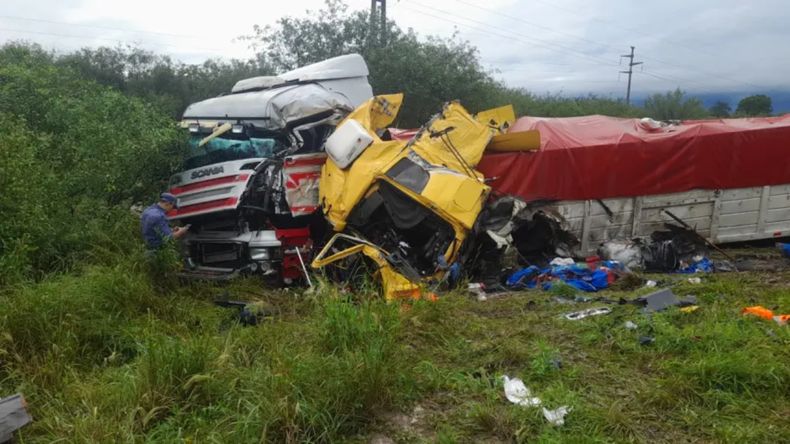 Uno de los camiones quiso pasar a otro e impactó de frente con un tercero.&nbsp;