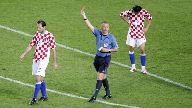 Las 5 expulsiones más absurdas en la historia del fútbol: la tercera te ...