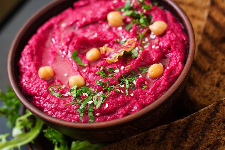 El hummus de remolacha destaca por su color intenso y textura cremosa