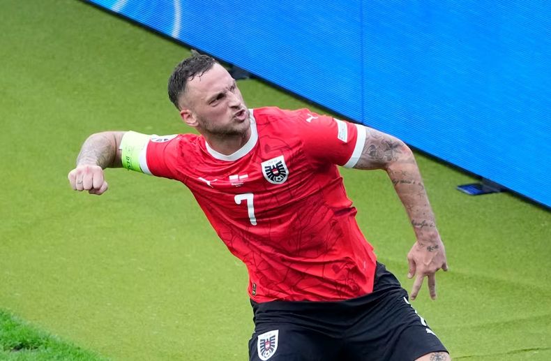Marko Arnautovic festejando un gol en la última Eurocopa.
