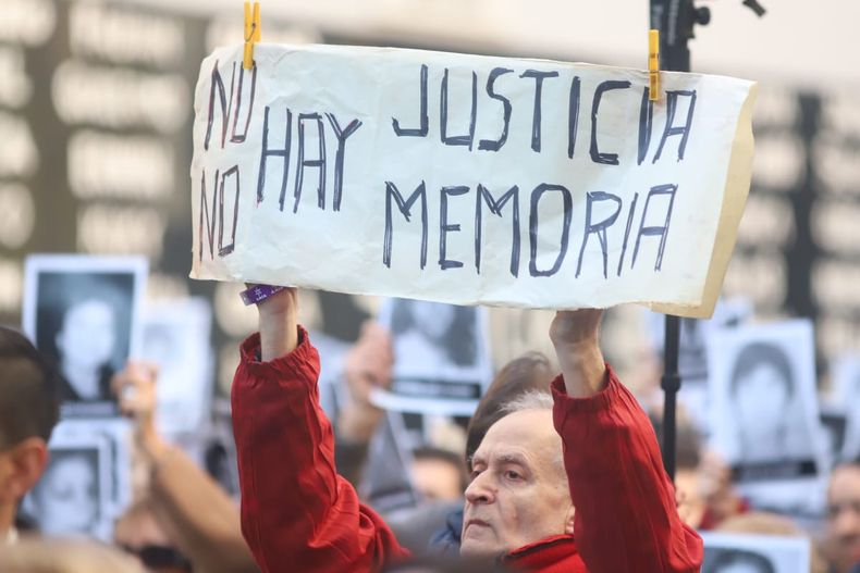 Con carteles y fotos de las víctimas, familiares y toda la comunidad de la AMIA recordó a los 85 fallecidos y 151 heridos. 