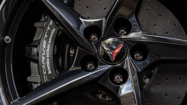 Cuenta con sistema de frenos cerámicos Brembo. 