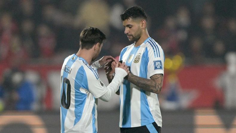 Cuti Romer, capitán en el primer tiempo, le da la cita a Lionel Messi, en la segunda etapa. Cuti Romer, capitán en el primer tiempo, le da la cita a Lionel Messi, en la segunda etapa.