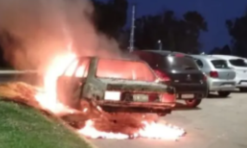 El hombre atacó a dos vehículos que se encontraban estacionados y uno de ellos se quemó por completo