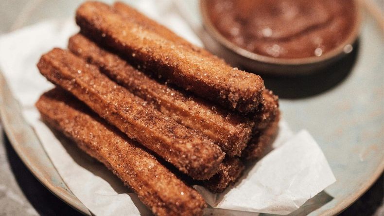 Aunque el dulce de leche es el relleno clásico por excelencia, también se puede optar por crema pastelera, pasta de avellanas y otras opciones típicas argentinas.  