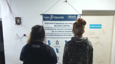 Detuvieron a una mujer acusada de incendiar la casa de su expareja en Ensenada. Detuvieron a una mujer acusada de incendiar la casa de su expareja en Ensenada.