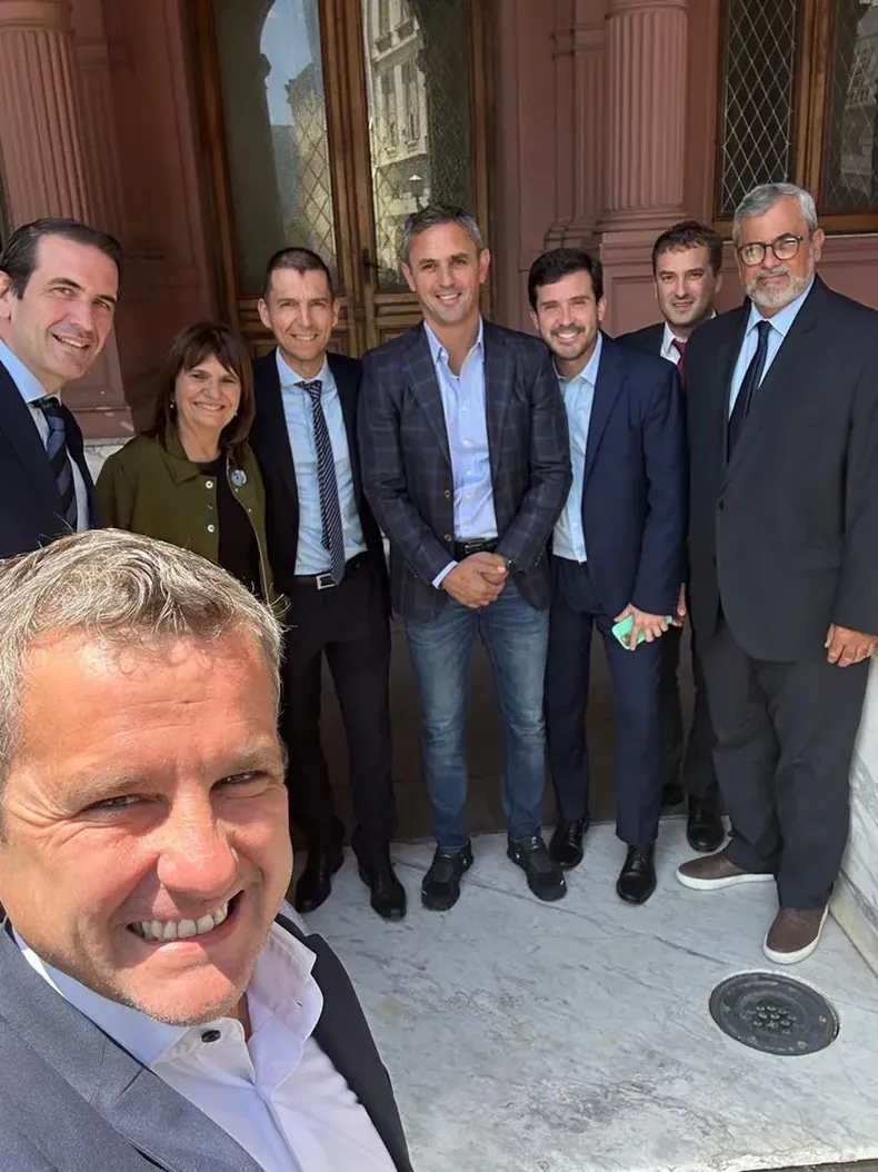 Patricia Bullrich junto a Martín Menem al recibir a los legisladores radicales que se reunieron con Milei. 