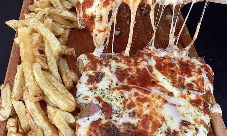 Se trata de dos sitios que ofrecen alternativas ricas, abundantes y a buen precio en la ciudad porteña. Todos los detalles sobre la gastronomía de estos sitios en la nota.