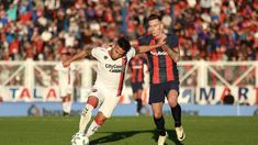 Fernando Cardozo, de Newells, quiere escapar ante la marca de Malcom Braida. Fernando Cardozo, de Newells, quiere escapar ante la marca de Malcom Braida.