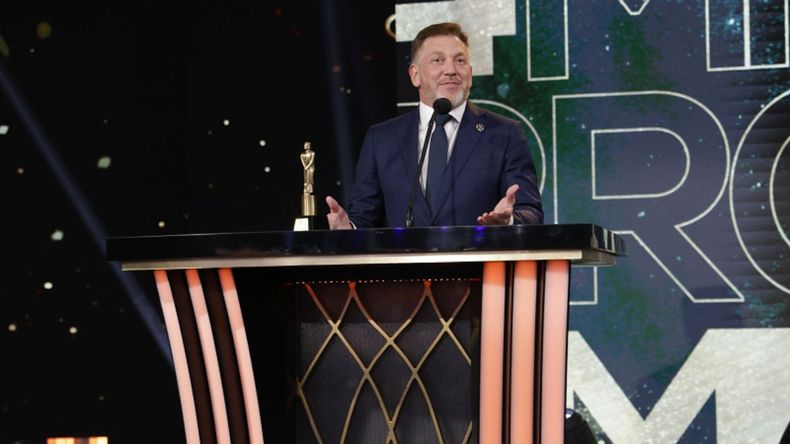 El momento bizarro de la noche: Alejandro Domínguez se hizo presente para llevarse el Martín Fierro al Minuto de Oro. El momento bizarro de la noche: Alejandro Domínguez se hizo presente para llevarse el Martín Fierro al Minuto de Oro.