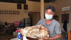 Narong Pthetcharaj muestra el vómito de ballena que encontró en la playa y por el cuál se volvió millonario. Narong Pthetcharaj muestra el vómito de ballena que encontró en la playa y por el cuál se volvió millonario.