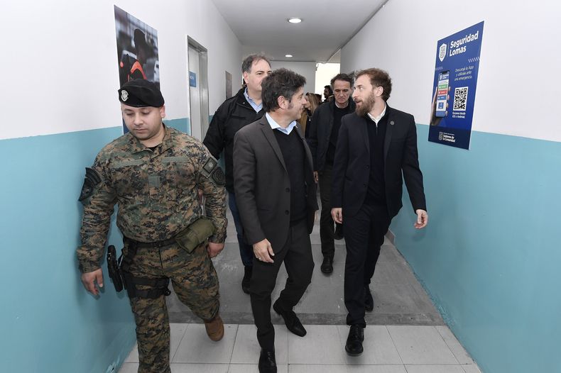 Axel Kicillof y Javier Alonso con Federico Otermín inaugurando una UTOI en Lomas de Zamora.