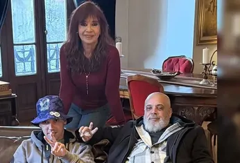 Pablo y su padre, junto a Cristina en San José 1111. Pablo y su padre, junto a Cristina en San José 1111.
