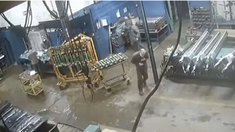 El empleado fue atacado por su jefe luego de una discusión. El empleado fue atacado por su jefe luego de una discusión.