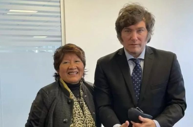 La senadora Vilma Bedia junto al presidente Javier Milei.