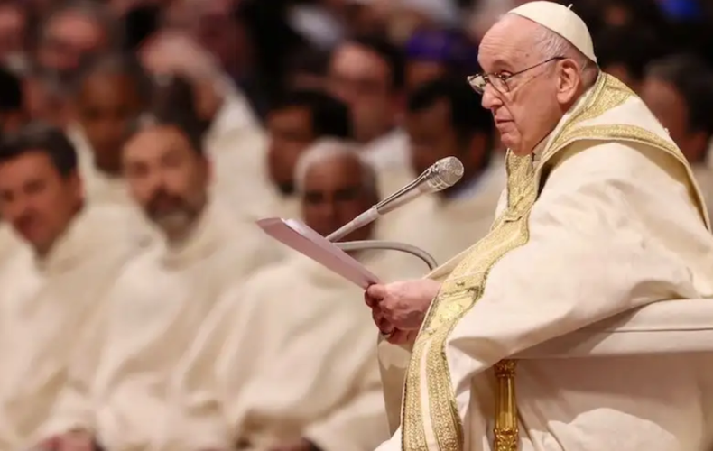 El Papa encabezó la vigilia de Pascua en la Basílica vaticana frente a 6.000 fieles.
