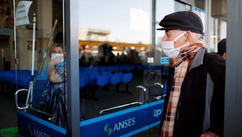 Los jubilados y pensionados recibirán los haberes con aumento y además un bono extra que podrá ser de $7.000 o $4.000.