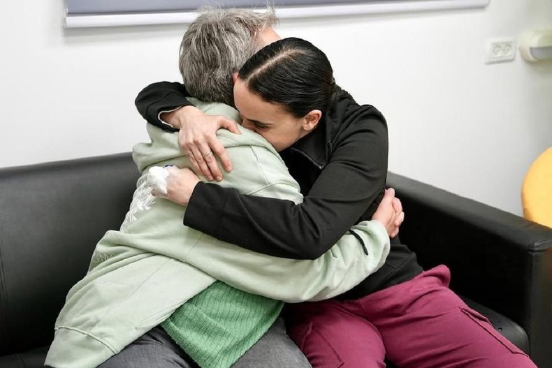 Las rehenes israel&iacute;es que liber&oacute; Ham&aacute;s se reencontraron con sus familiares.