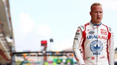 Kevin Magnussen se quedará con el asiento que Mazepin ocupaba en la escudería Haas. Kevin Magnussen se quedará con el asiento que Mazepin ocupaba en la escudería Haas.