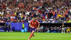 John McGinn, compañero de Dibu Martínez, grita el gol de Escocia.