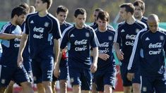 Rodríguez, actual capitán de Melipilla y referente del equipo, decidió donar diferentes artículos personales para organizar una rifa. Rodríguez, actual capitán de Melipilla y referente del equipo, decidió donar diferentes artículos personales para organizar una rifa.