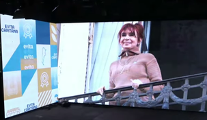 La imagen de Cristina proyectada en el escenario en la marcha de antorchas, en Moreno. La imagen de Cristina proyectada en el escenario en la marcha de antorchas, en Moreno.