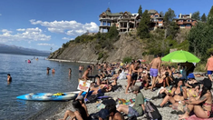 Bariloche es cerros y lagos, pero tambi;en hermosas playitas. Bariloche es cerros y lagos, pero tambi;en hermosas playitas.