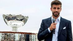 Piqué con la ensaladera de plata, el trofeo icónico de la Copa Davis. Piqué con la ensaladera de plata, el trofeo icónico de la Copa Davis.