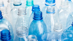 En Costa Rica, una innovadora práctica pionera de recuperación de residuos ha permitido reciclar 28 toneladas de plásticos, equivalentes a aproximadamente 1.129.350 botellas de 600 ml.