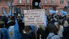 Elecciones anticipadas! Que se vayan todos! Cristina presa. Queremos justicia, eran algunas de las consignas de los manifestantes. Elecciones anticipadas! Que se vayan todos! Cristina presa. Queremos justicia, eran algunas de las consignas de los manifestantes.