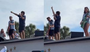 Ciro Martínez y parte de su banda brindaron un show a los hinchas argentinos durante el banderazo.&nbsp;