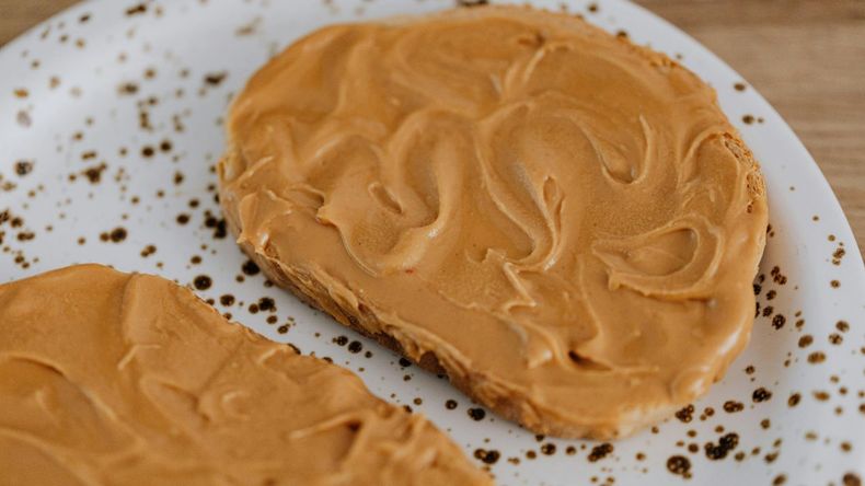 Un estudio científico reciente reveló un sorprendente beneficio del consumo de maní tostado con piel: su capacidad para favorecer la longevidad. 