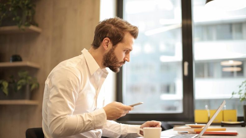 La atención es una de las funciones cognitivas más importantes, ya que influye directamente en actividades esenciales de la vida cotidiana como leer, conducir o mantener una conversación. 