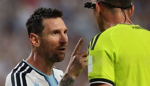 El cruce de Messi con el árbitro .