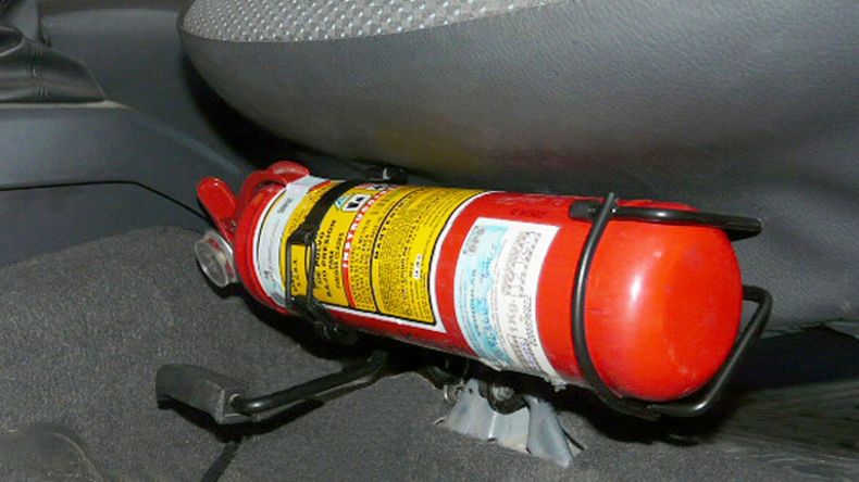 Cómo llevar el matafuegos de forma correcta en el auto para evitar multas