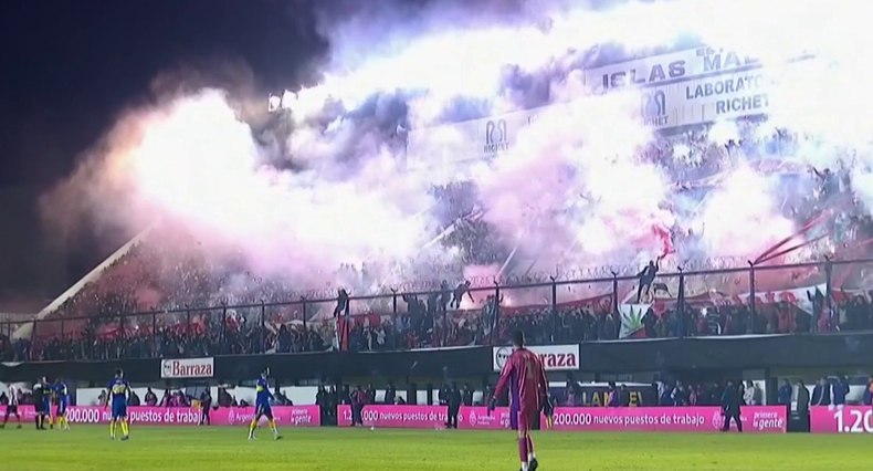 Las bengalas que prendieron los hinchas de Barracas Central.