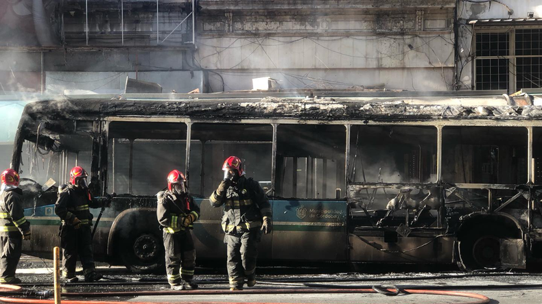 El momento del incendio quedó registrado en varios videos que se viralizaron en redes sociales.&nbsp;