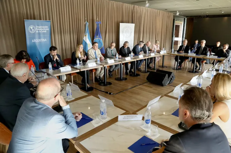 Del encuentro participaron miembros de ANMAT, funcionarios del Ministerio de Salud, directivos de la OPS y representantes de laboratorios nacionales e internacionales.