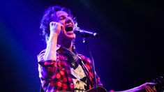 El cantante dijo que la vacuna es un método de control social. El cantante dijo que la vacuna es un método de control social.